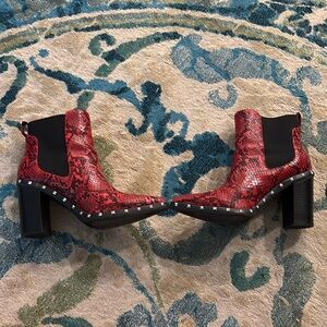 Heeled booties, hardly worn, size 7